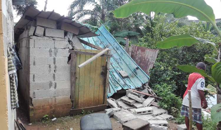 Los daños a la casa.  Foto:  Diómedes Sánchez