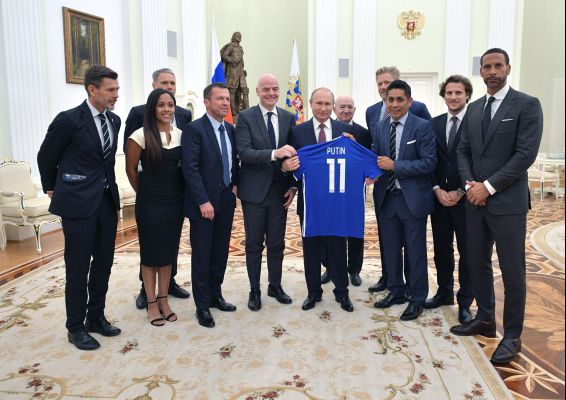 Vladimir Putin se reunió con leyendas del fútbol / EFE