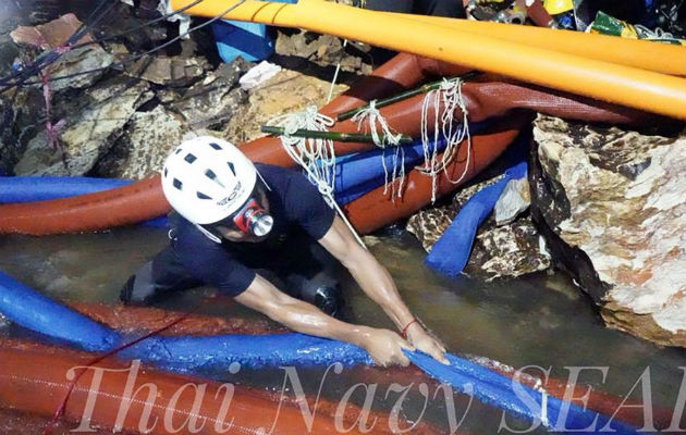  Varios buzos y otros miembros de rescate durante las operaciones. Foto. EFE 