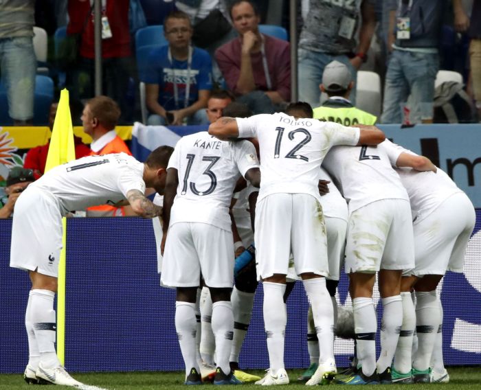 Francia celebra el gol de Raphael Varane. Foto EFE