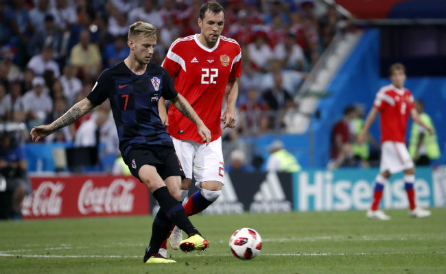 Artem Dzyuba De Rusia (der.) e Iván Rakitic de Croacia. Foto:AP