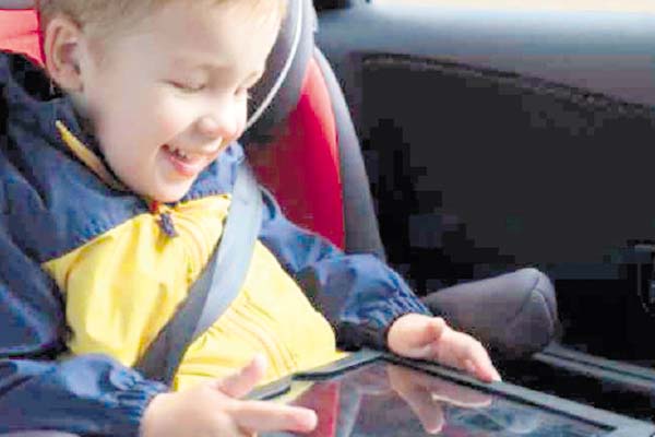 Diversión: Procure llevar un teléfono  o una tableta con los videos favoritos de los niños, asegurándose de que cubran varias horas de entretenimiento.