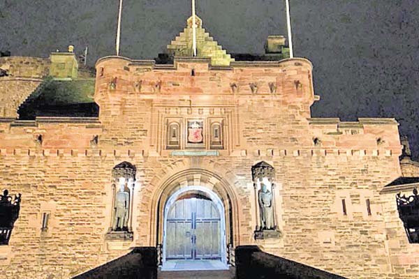 Hogar de Escritores: Ha sido el hogar de grandes escritores a lo largo de los siglos. De hecho, en 2004 fue la primera ciudad de la literatura de la Unesco.