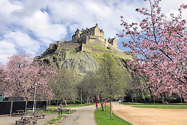 Castillo de Edimburgo: Es el monumento más representativo. Ubicado sobre una escarpada colina, solo se puede acceder a él desde la Royal Mile.