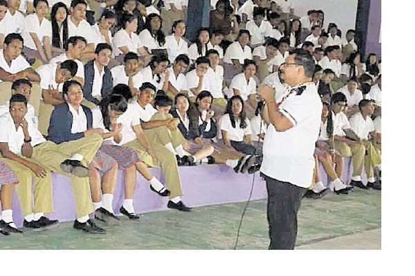 Estudiantes escuchan muy atentos los relatos de Carlos Fong. /Foto Cortesía.