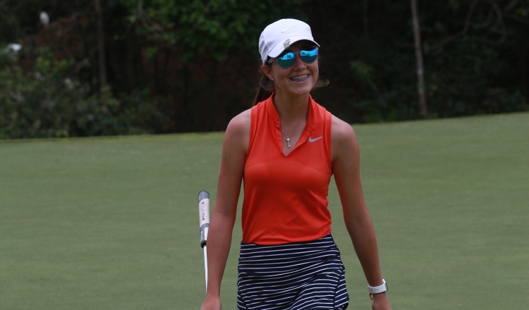 Carla Álvarez entrena de cuatro a seis horas en la cancha de Santa María. /Foto Anayansi Gamez