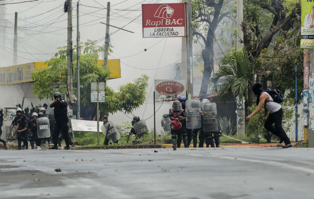 Cientos de hombres ataviados con armas de guerra, entre policías, parapolicías, antimotines, paramilitares y grupos de choque oficialistas, invadieron las ciudades de Diriamba.