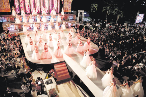 3.  Junto a sus damitas, realizaron una coqueta coreografía con pasos orientales.