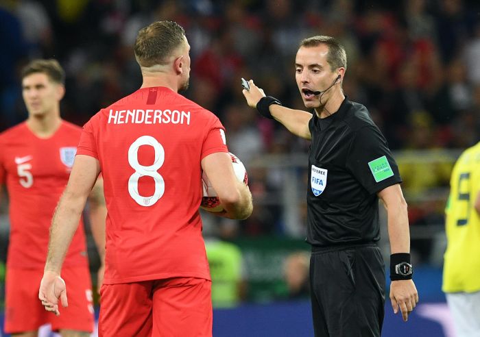 Mark Geiger en el partido entre colombianos e ingleses. Foto EFE