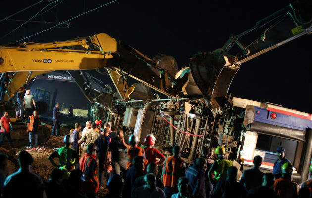 Miembros de los servicios de rescate en el lugar. Foto: EFE 