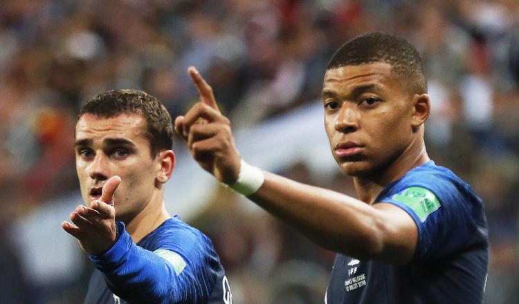 Los jugadores franceses Antoine Griezmann (izq.) y Kylian Mbappé. /Foto EFE