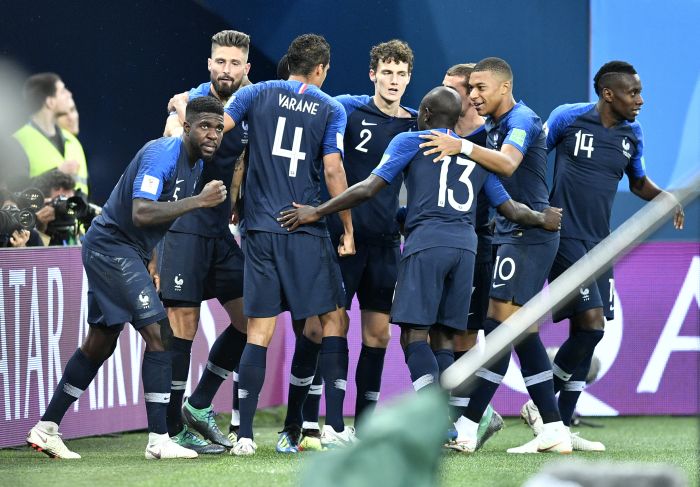 Francia celebra el gol de Umtiti. Foto AP