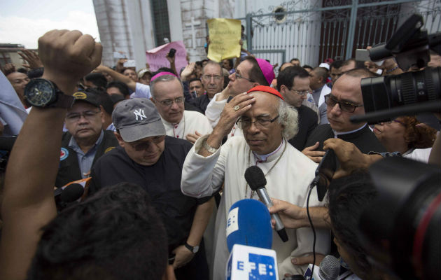 El cardenal Leopoldo Brenes (c) ofrece declaraciones a la prensa frente a la basílica de San Sebastián. FOTO/EFE