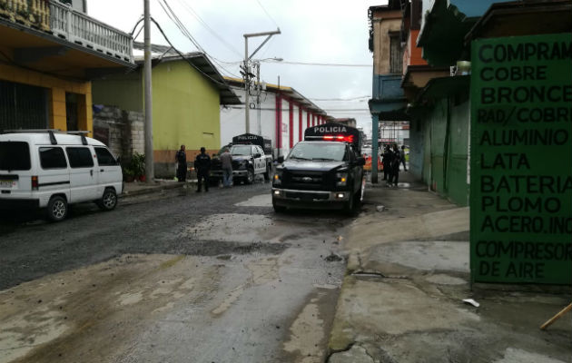Unidades de la policía se mantienen en la recicladora asaltada. Foto:Diómedes Sánchez.