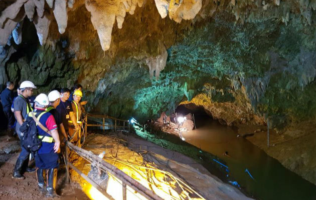 Varios miembros de los servicios de rescate, mientras inspeccionaban la cueva. Foto: EFE 