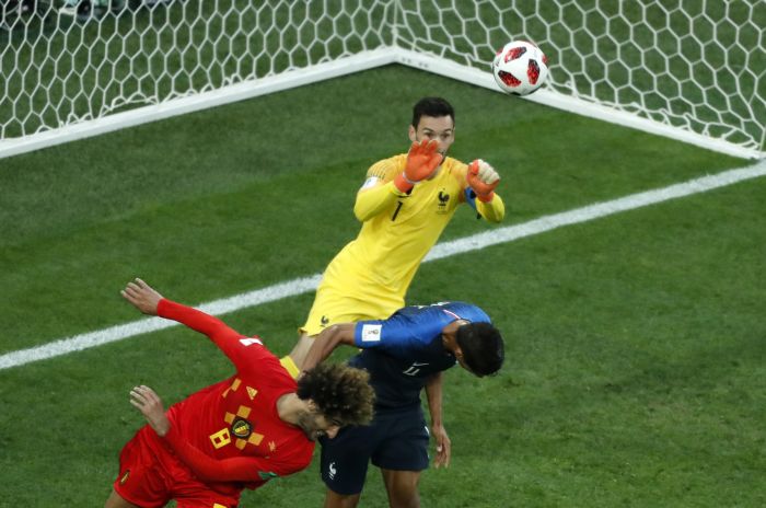 El portero Hugo Lloris sale para despejar el balón. Foto AP