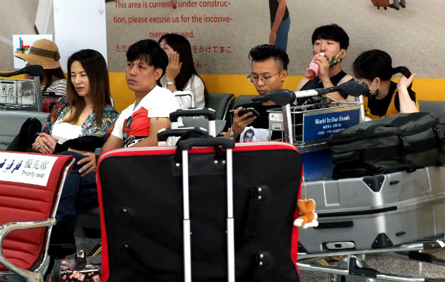 Las personas han quedado atrapadas en los aeropuertos, por la cancelación de los vuelos. FOTO/EFE