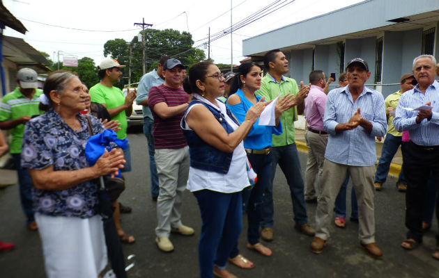 Lugareños que se están viendo afectados. Foto: Thays Domínguez. 