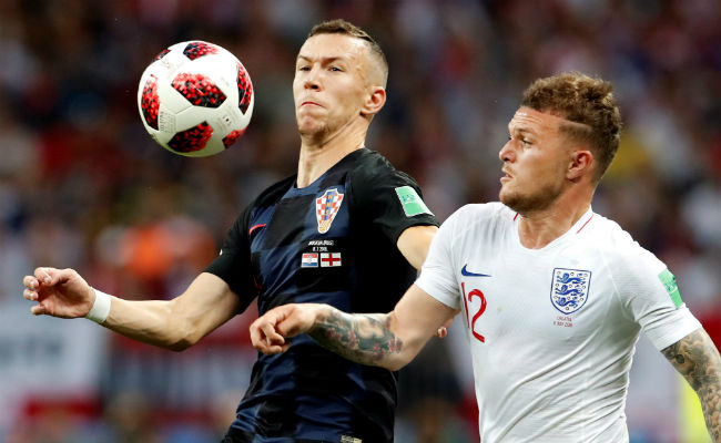 El delantero croata Ivan Perisic y el defensa inglés Kieran Trippier (der.) dsiputan el balón. Foto: EFE