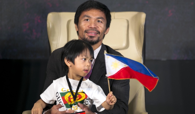 El excampeón filipino, con su hijo Israel, durante la conferencia de prensa, previa al combate. /Foto AP