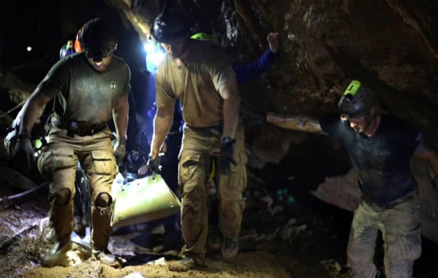 Varios miembros del equipo de rescate cuando evacuaban a un niño del equipo. Foto: EFE 