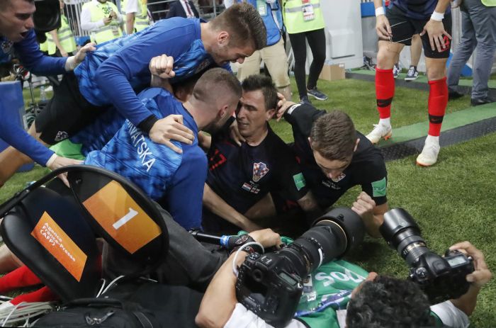 Cortez es rodeado por los jugadores croatas. Foto AP