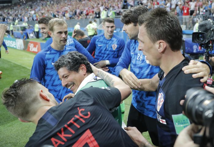 Cortez es rodeado por los jugadores croatas. Foto EFE
