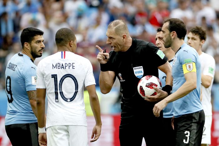 Nestor Pitana en el partido entre Francia y Uruguay. Foto EFE