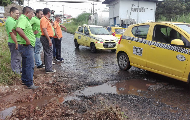 Los conductores de taxi, indicaron que mantendrán las medidas de presión. 