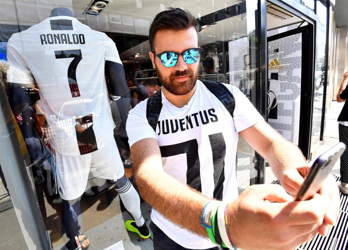 Un aficionado del Juventus posa con la nueva camiseta 