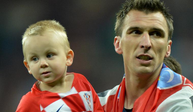 Mandzukic con su hijo tras clasificar a la final del mundial. /Foto EFE