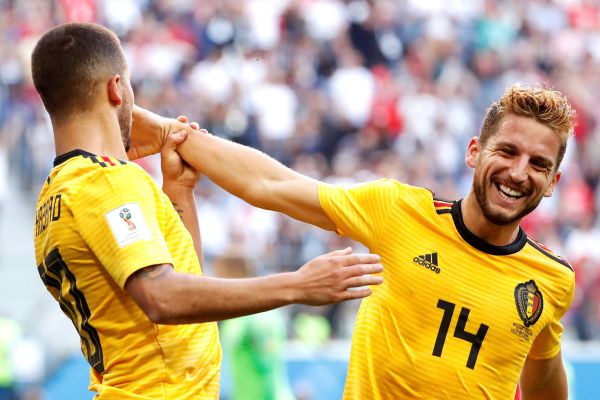 Hazard y Mertens celebran el segundo gol de los belgas