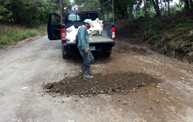 Tiran material en los huecos para poder sacar sus productos. Foto/José Vásquez