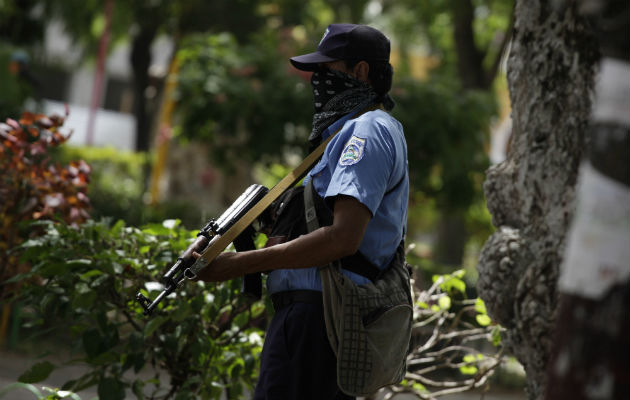 Las parapolicías ha atacado fieramente a los estudiantes y otras personas en las instalaciones de  la parroquia San Agustín, Managua. FOTO/EFE