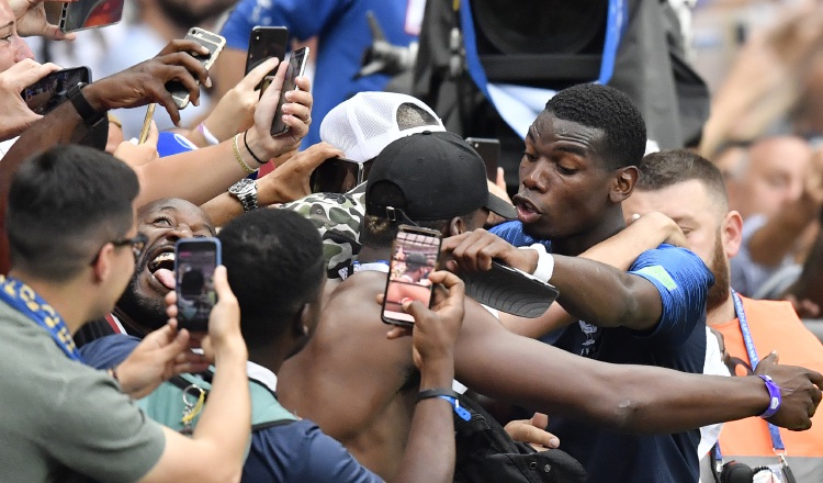 Pogba festeja el título con algunos aficionados, luego del partido ante Croacia. /Foto AP