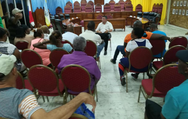 El alcalde se reunió con los microempresarios que exigen respuestas. Foto/Diómedes Sánchez