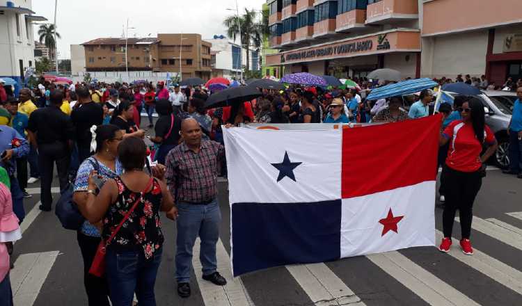 A la protesta llegaron profesores y gremios de otras provincias. Quienes no pudieron llegar marcharon en sus sedes regionales. /Foto: Roberto Barrios