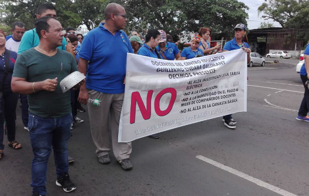 En La Chorrera, los profesores golpean pailas en las calles. Foto:  Eric Ariel Montenegro.         