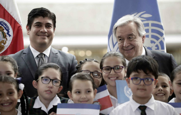 El secretario general de las Naciones Unidas, António Guterres (d), en compañía del presidente costarricense Carlos Alvarado. FOTO/EFE