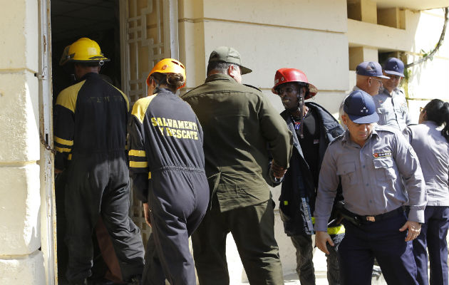 Bomberos y policías ingresan al Instituto Nacional de Oncología y Radiobiología. FOTO/EFE