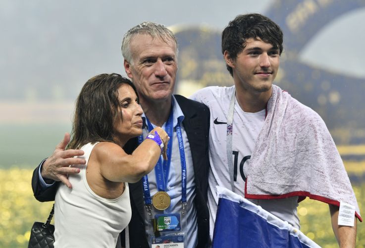 Didier Deschamps junto a su hijo Dylan y su esposa Claude. Foto AP