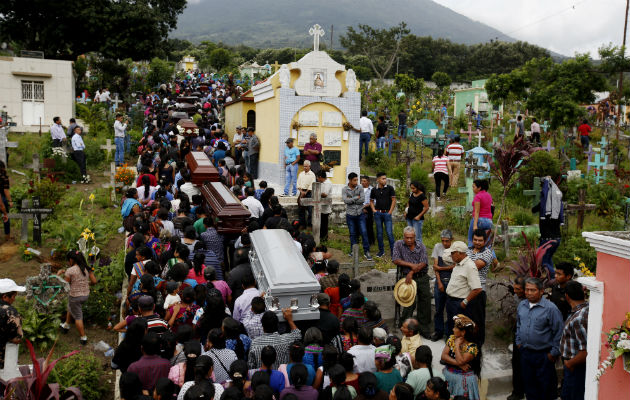 Familiares y vecinos participan en el entierro de los cuerpos de 10 víctimas. Foto: EFE