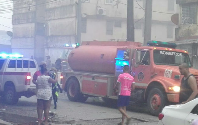 Los residentes y las unidades de los bomberos se mantienen en el área. Foto: Diómedes Sánchez. 