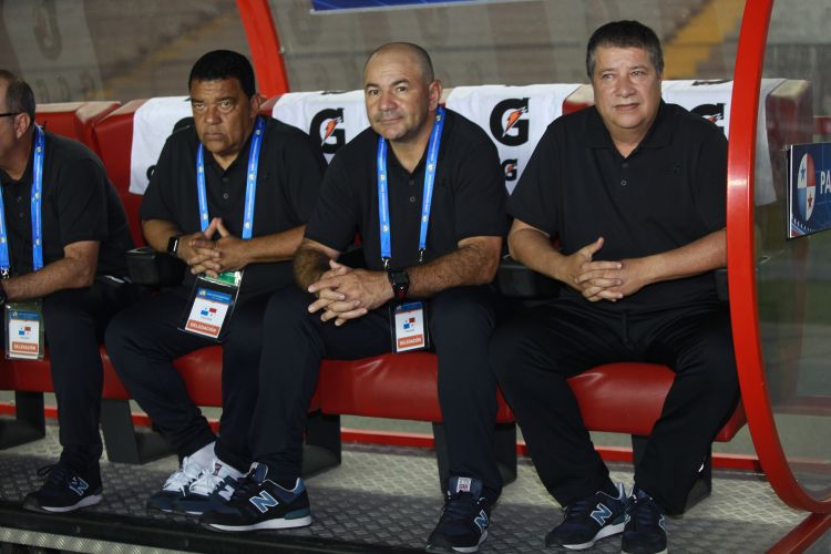 Hernán El Bolillo Gómez junto a su cuerpo técnico Foto Anayansi Gamez