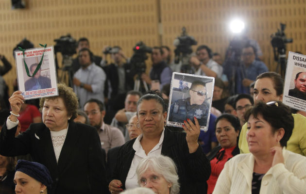 Familiares de personas desaparecidas protestan en el foro ¿Olvido, verdad o Justicia?, en Ciudad de México. FOTO/EFE