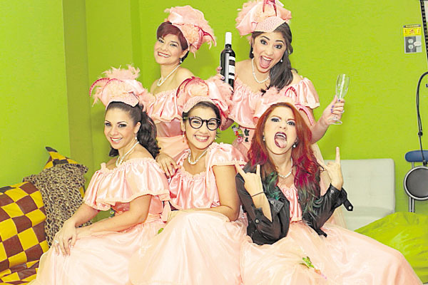 En la comedia “Cinco mujeres con el mismo vestido”. /Foto Aurelio Herrera Suira.