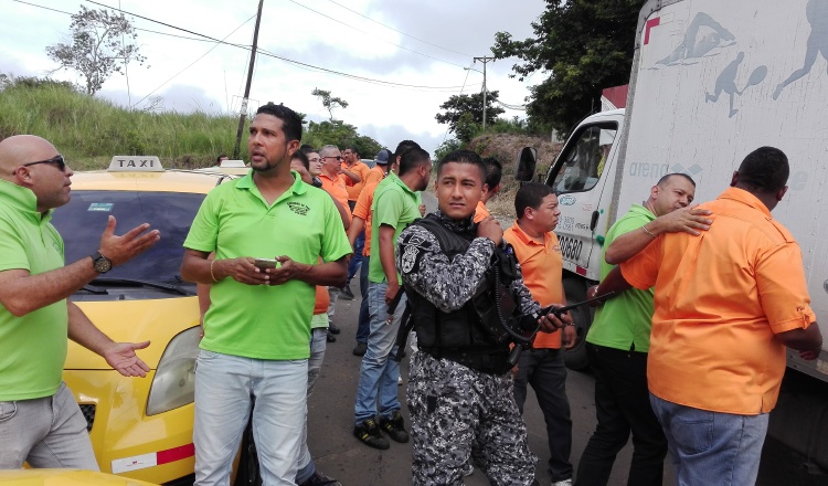 Los taxistas dieron plazo hasta las 11:00 a.m. para que se realice la reparación, de lo contrario procederán a cerrar nuevamente la carretera. Foto:  Eric Ariel Montenegro