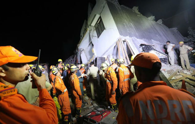 Trabajadores de rescate buscan supervivientes. Foto: EFE 