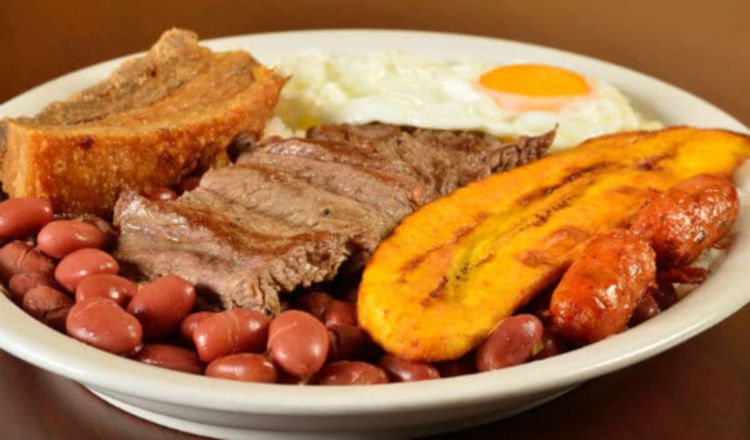 En una bandeja paisa no debe faltar la carne molida, arroz y frijol.