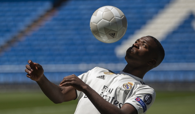 Vinicius Junior, de 18 años, fue presentado por el Real Madrid. AP